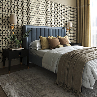 Кровать с классическим дизайном в интерьере